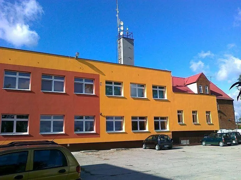 Pomarańczowo czerwony budynek 1