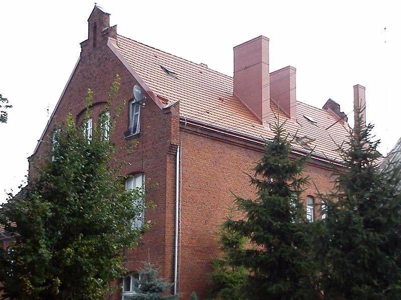 Ceglany budynek z czerwonym dachem 2
