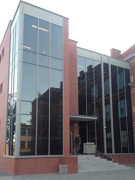 Budynek ze szklaną ścianą 2